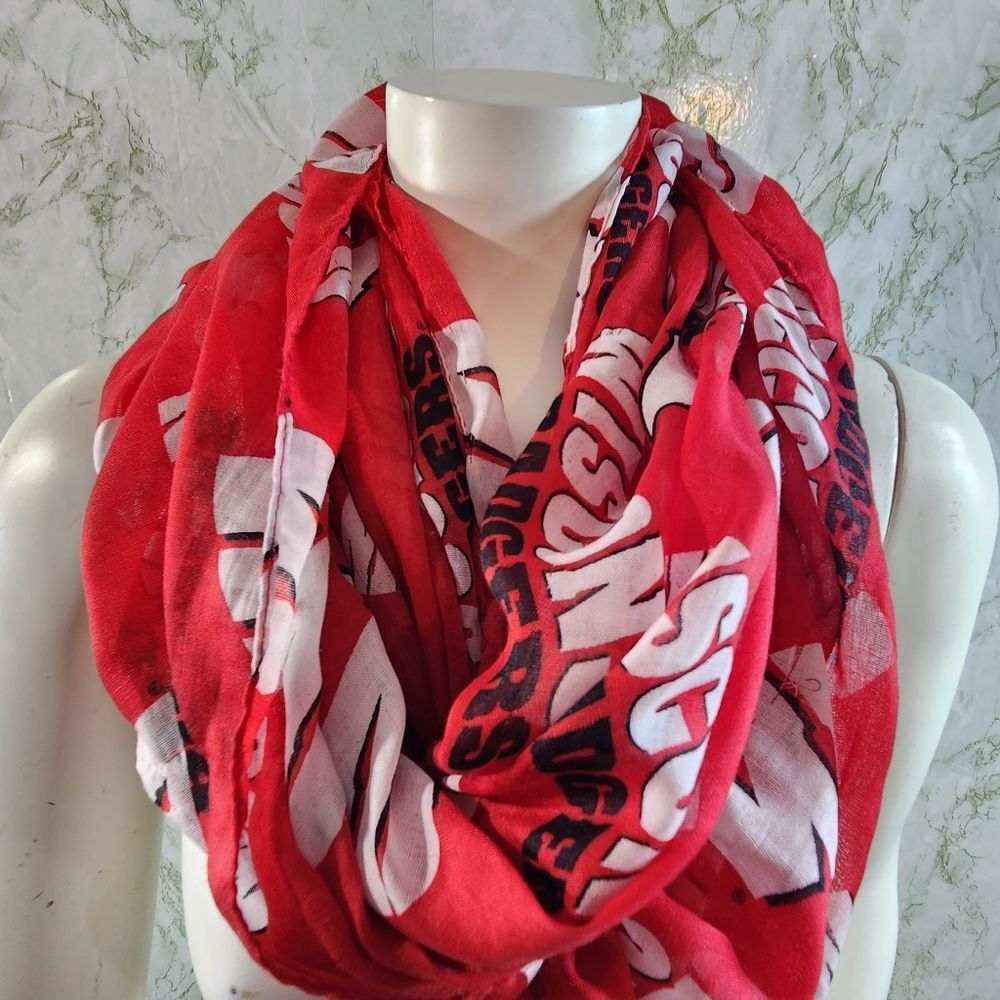 Wisconsin Badgers Infinity Scarf - Picture 2 of 6